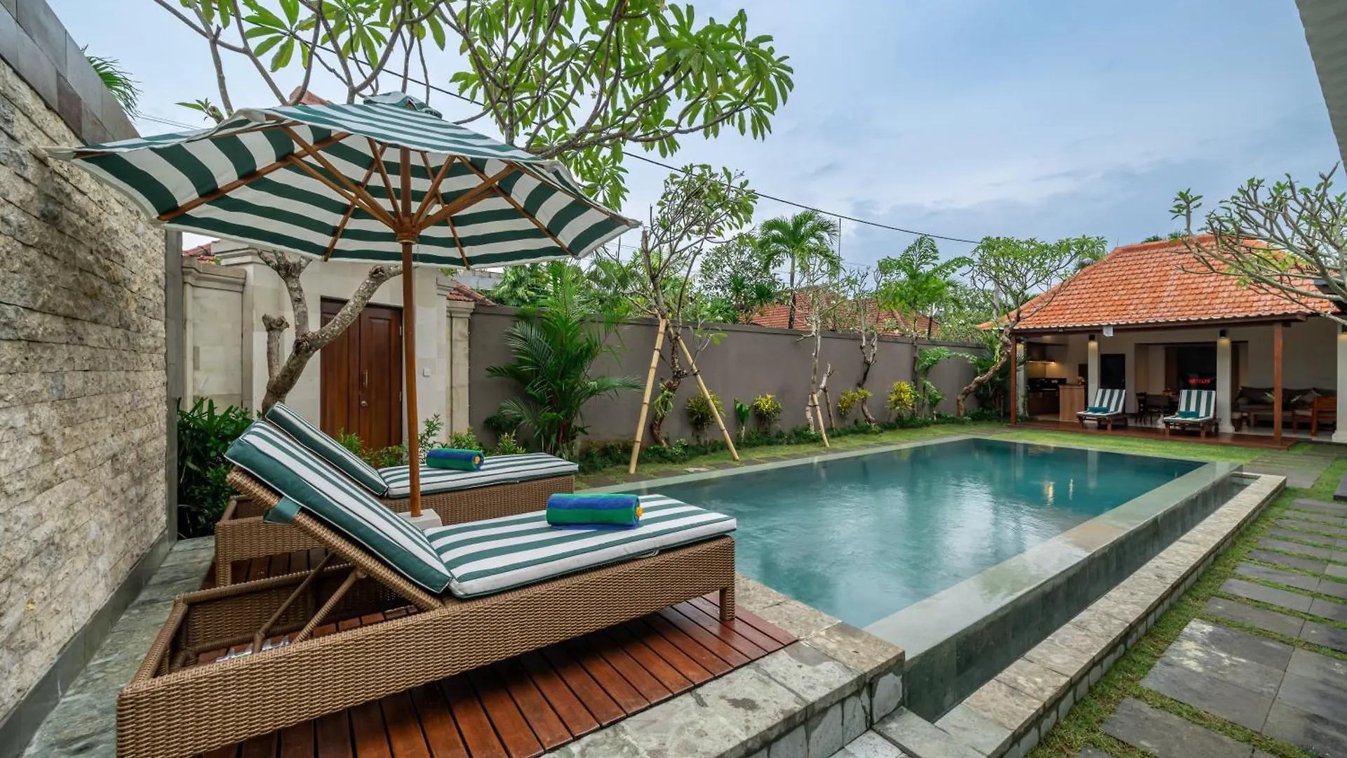 Villa Md 2 Stylish 3 Bedroom W/ Sunny Pool At Prime Eat Street Seminyak